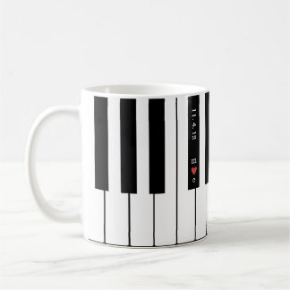 De Café A inicial personalizada do coração acopla a caneca