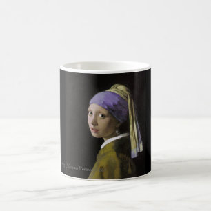 De Café A menina com uma caneca do brinco da pérola