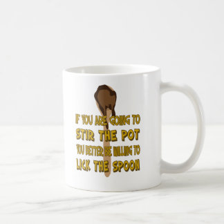 De Café Agite o pote lambem a caneca da colher