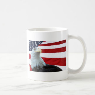 De Café Águia americana contra a caneca da bandeira