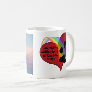 De Café Alguém está esperando-me na caneca da ponte do