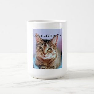 De Café Aqui está olhando-o caneca