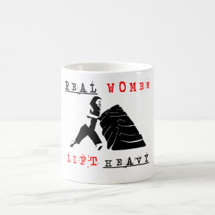 De Café As mulheres reais levantam a caneca pesada
