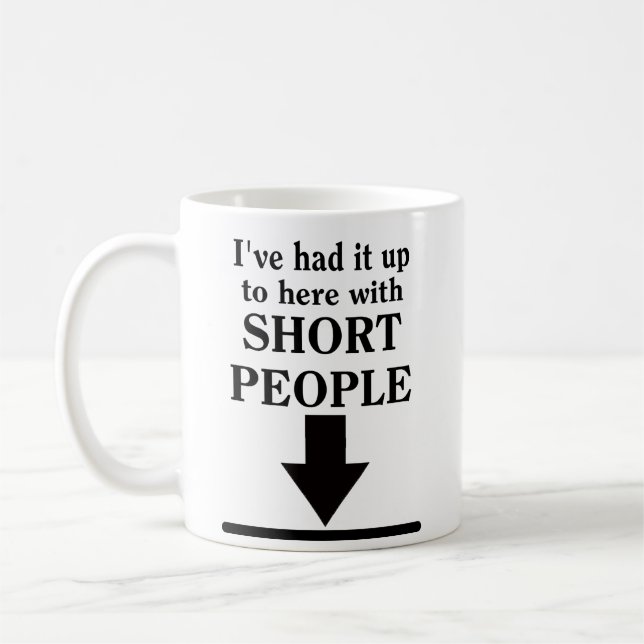 De Café Até Aqui Com as Pessoas Baixinhas Caneca Engraçada (Esquerda)
