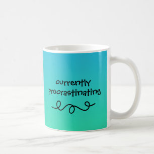 De Café Atualmente Procrastinando Caneca Engraçada