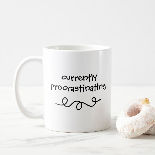 De Café Atualmente Procrastinando Caneca Engraçada (Com Donut)