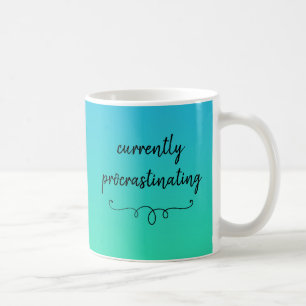 De Café Atualmente Procrastinando Caneca Engraçada