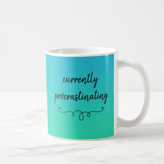 De Café Atualmente Procrastinando Caneca Engraçada (Direita)