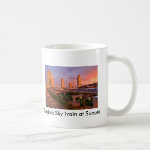De Café Banguecoque Skytrain na caneca do por do sol