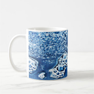 De Café Bolhas azuis gelo e caneca abstrata da água