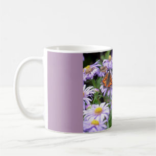 De Café Borboleta Descansada Na Caneca Flor