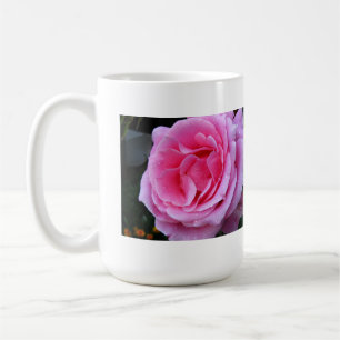 De Café Brandamente rosa do rosa na caneca da bebida da