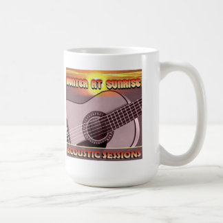De Café Caçador na caneca acústica da sessão do nascer do