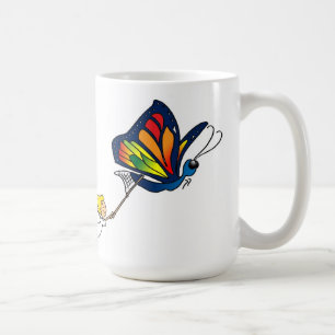 De Café Caneca adorável da borboleta e da menina
