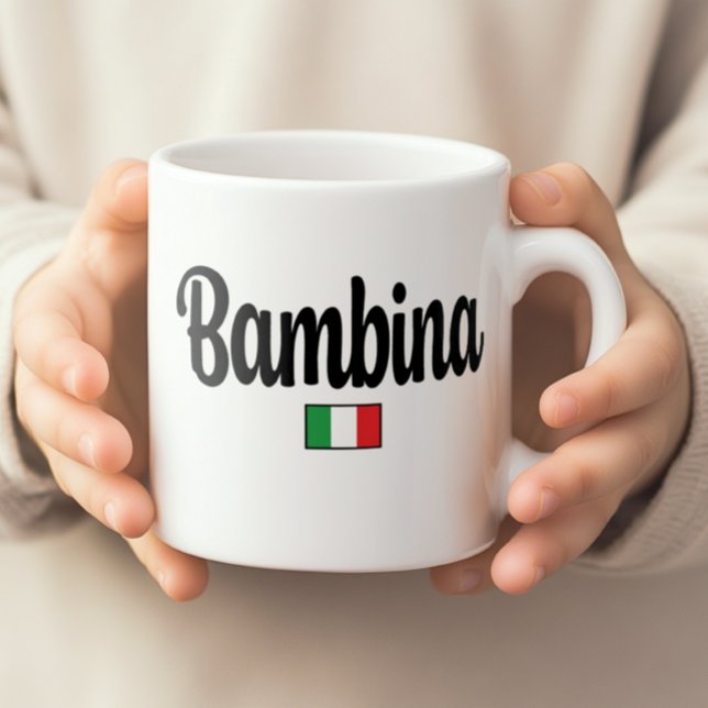 De Café Caneca Bambina Bandeira Italiana (Child's hands holding a white Bambina mug with Italian flag. Gift for Mom expecting a girl.)
