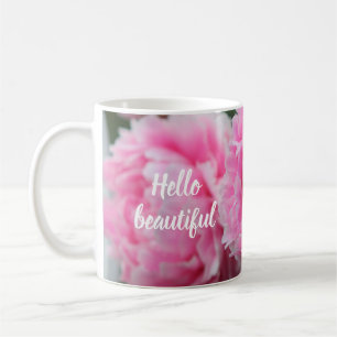 De Café Caneca bonita cor-de-rosa bonita da peônia olá!
