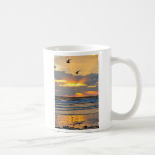 De Café Caneca bonita do cenário do nascer do sol da prai