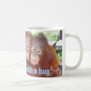 De Café Caneca bonito do abraço com animais