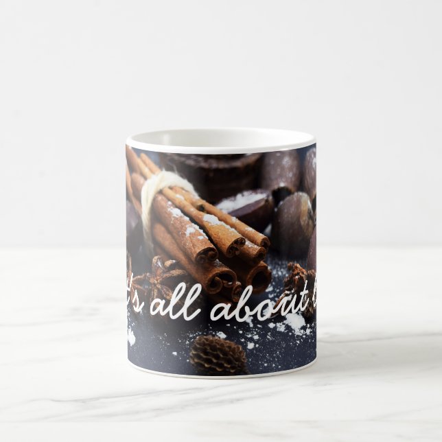 De Café Caneca branca com canela e castanhas e texto (Centro)
