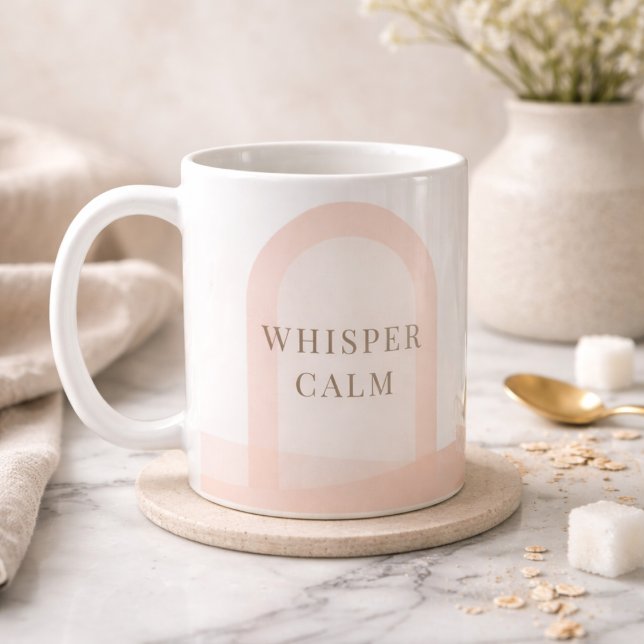 De Café Caneca Clássica Arco Rosado Sussurro, 325 ml (Blush arch detail with taupe serif text, designed for calm morning sips and neutral spaces.)