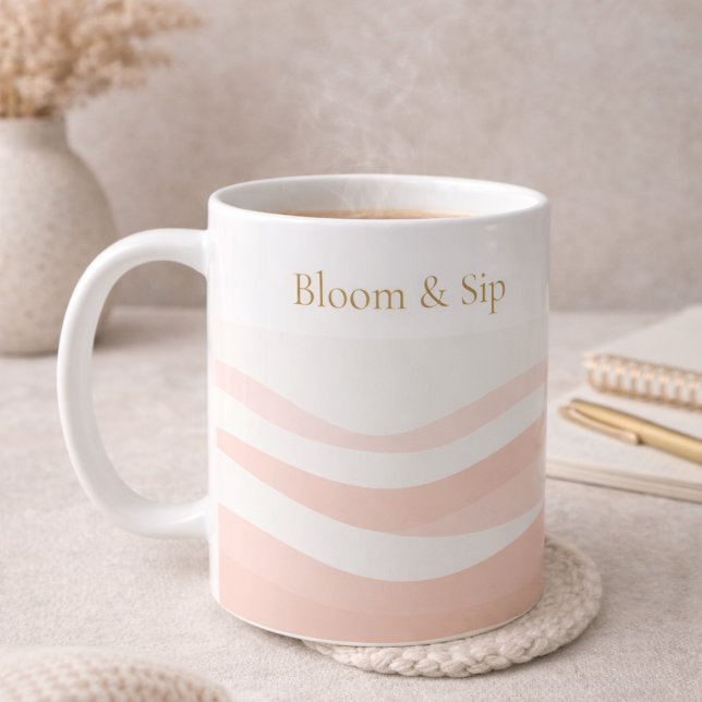 De Café Caneca Clássica Branco com Ondulação Rosa, 325 ml (White ceramic wrapped in blush ripples with gold serif detail for calm morning routines.)