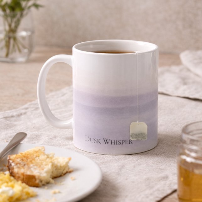 De Café Caneca Clássica Dusk Whisper Fade, 330 ml (A soft dusk fade centers the design with refined serif Dusk Whisper text)