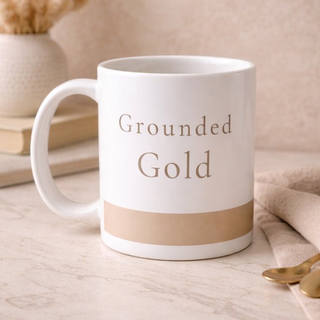 De Café Caneca Clássica Grounded Gold Calma, 325 ml (White ceramic with a taupe base and soft gold serif text, designed for calm morning routines.)