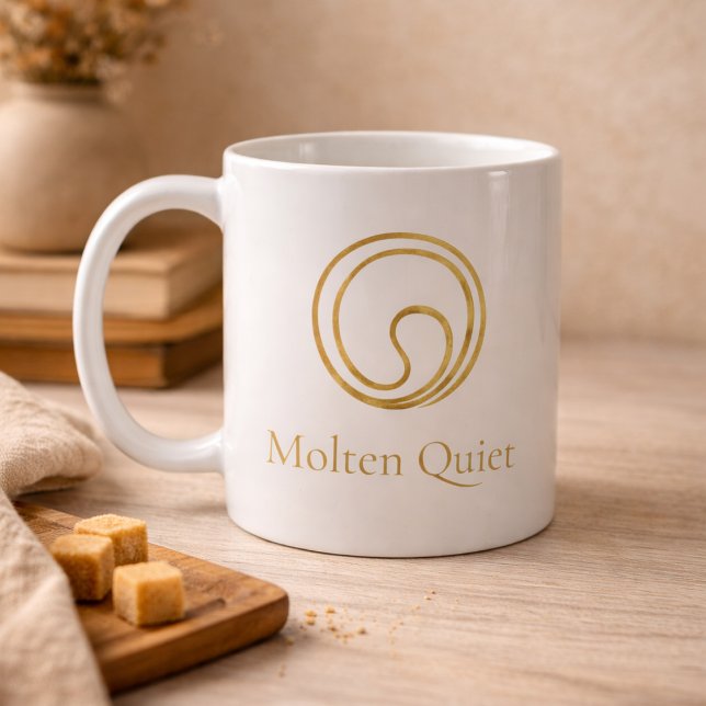 De Café Caneca Clássica Redemoinho Dourado Silencioso, 330 (White ceramic with a gold swirl and serif detail, designed for calm mornings and desks.)