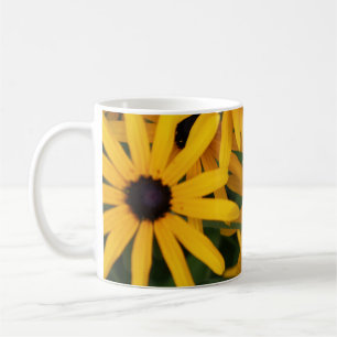 De Café Caneca com as flores amarelas brilhantes