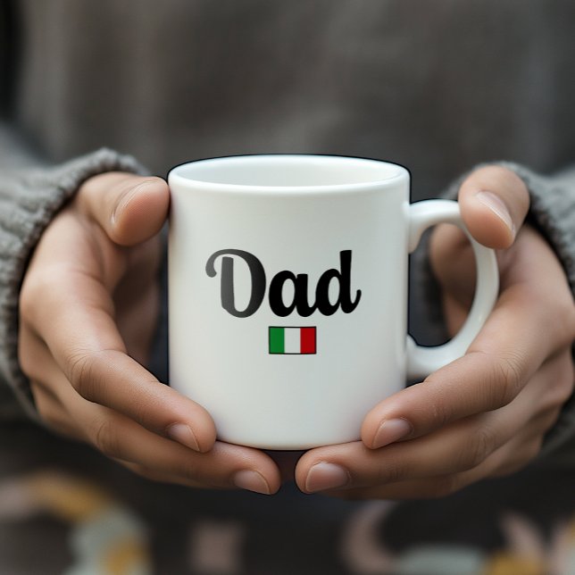 De Café Caneca com Bandeira Italiana do Papai (Man's hands holding white Dad mug with Italian Flag. Gift for Father or Dad-to-be.)