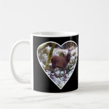 Caneca com cervo-vermelho na neve