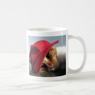 De Café Caneca com Gato Fofo Vestindo Boné Vermelho