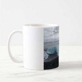 De Café Caneca com gelo na praia preta