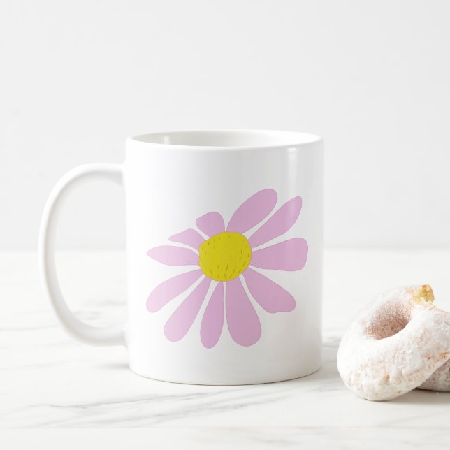 De Café caneca com margarida rosa desenhada à mão na parte (Com Donut)