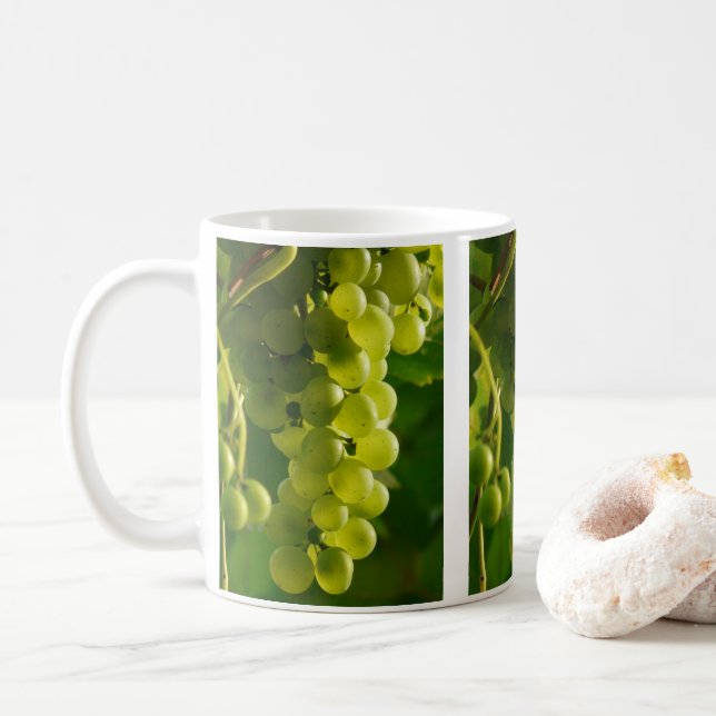 De Café Caneca com Uvas Verdes na Videira (Com Donut)