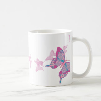 De Café Caneca cor-de-rosa da borboleta dos azul-céu