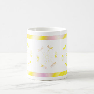 De Café Caneca cor-de-rosa e amarela com libélulas