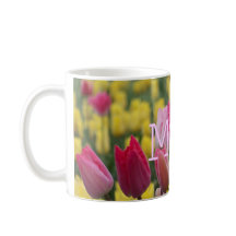 Caneca cor-de-rosa e amarela da MAMÃ das tulipas