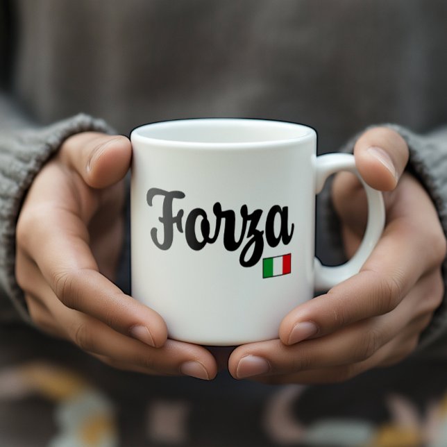 De Café Caneca da Bandeira Italiana Forza (Man's hands hold a white mug with Forza (strength, courage) and the Italian Flag. Encouragement)