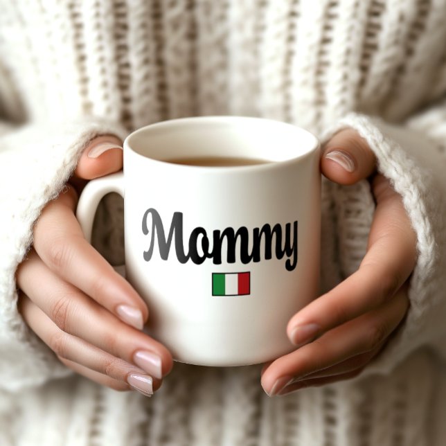De Café Caneca da Bandeira Italiana Mamãe (Woman's Hands Holding a white mug that says Mommy with an Italian flag icon. Baby shower gift.)