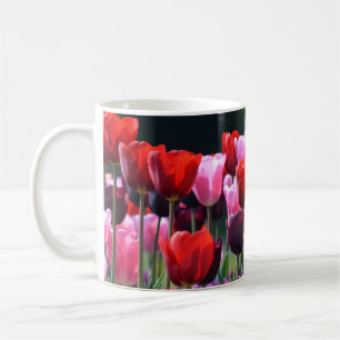 De Café Caneca da foto das tulipas