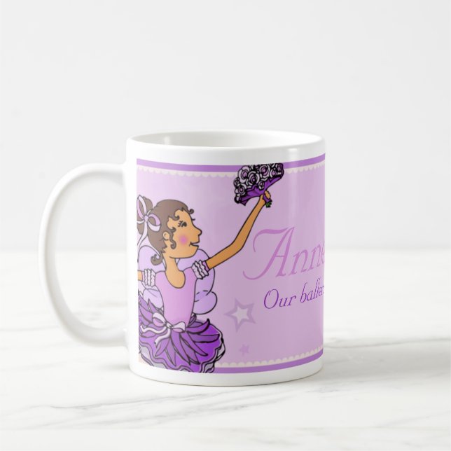 De Café Caneca da menina do cabelo roxo e escuro da (Esquerda)