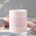 De Café Caneca da Noiva | Futuro Nome da Sra. Personalizad<br><div class="desc">Comece cada manhã de planejamento de casamento com estilo com esta linda caneca de Noiva com letras elegantes "NOIVA" em rosa claro e texto personalizável "futura Sra. [Seu Nome]". Um presente atencioso e prático para qualquer noiva, perfeito para tomar café, chá ou até mesmo champanhe comemorativo enquanto se prepara para...</div>