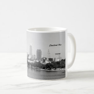 De Café Caneca da skyline do lago (Cleveland OH) B&W