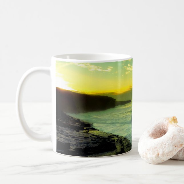 De Café Caneca do pôr do sol da ilha Bell (Com Donut)