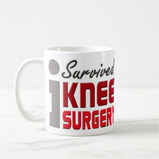 De Café Caneca do sobrevivente da cirurgia do joelho