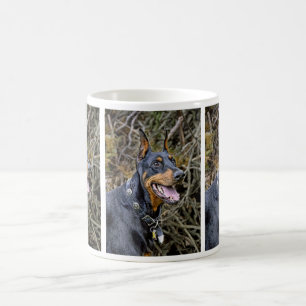 De Café Caneca do sorriso do Doberman