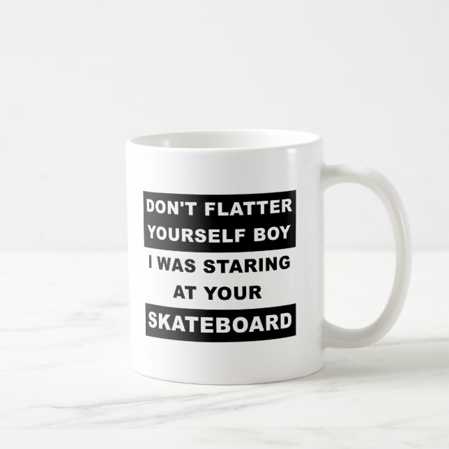 De Café Caneca Engraçada Olhando Para Seu Skate (Direita)