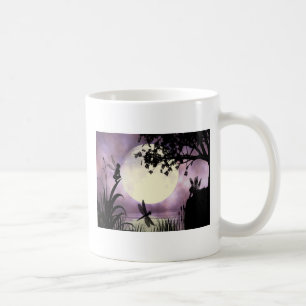 De Café Caneca enluarada feericamente da lagoa