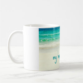 De Café Caneca feliz do lugar da praia